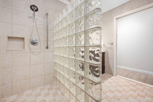 bathroom featuring a tile shower