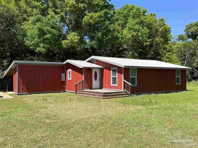 view of front of home featuring a front lawn