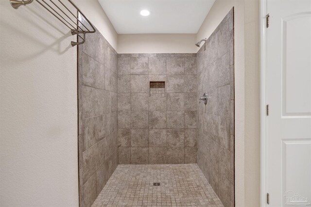 6459 E Quarry Dr, Elberta, AL 36530 - bathroom featuring a tile shower and recessed lighting