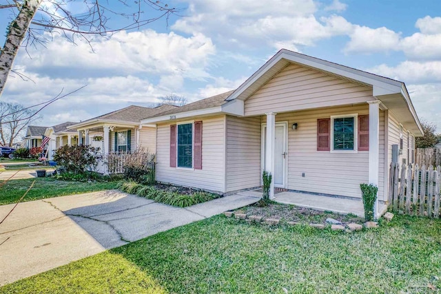 view of front of property featuring fence and a front yard