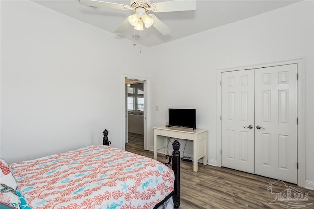 bedroom with hardwood / wood-style flooring, ceiling fan, and a closet