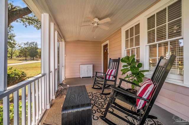 sunroom / solarium featuring ceiling fan
