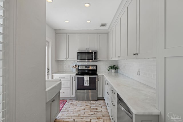 kitchen with visible vents, stainless steel appliances, decorative backsplash, and recessed lighting