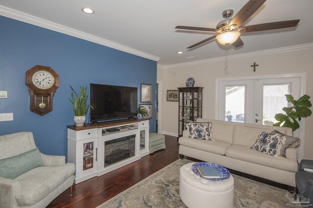 living room featuring ornamental molding, dark wood finished floors, a ceiling fan, and recessed lighting