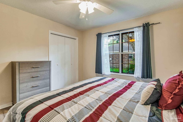 bedroom featuring ceiling fan, a closet, and a textured ceiling