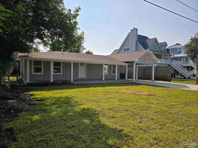 view of front facade featuring a garage, a front lawn, and covered porch