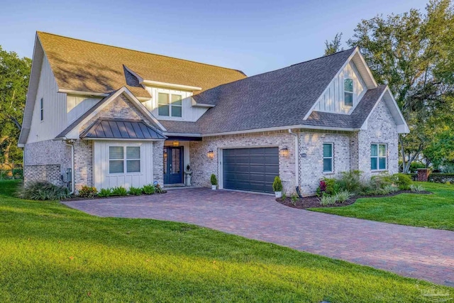 view of front of property featuring a front lawn