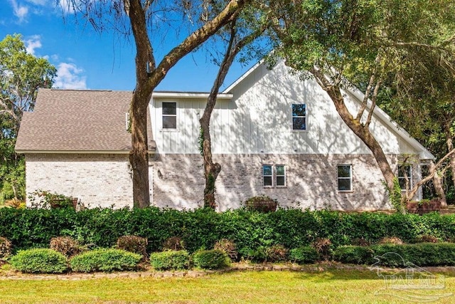 view of side of property featuring a lawn