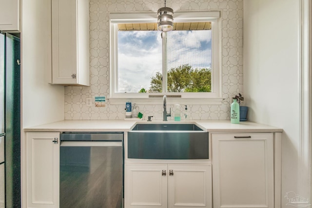 kitchen featuring stainless steel appliances, tasteful backsplash, a sink, and light countertops