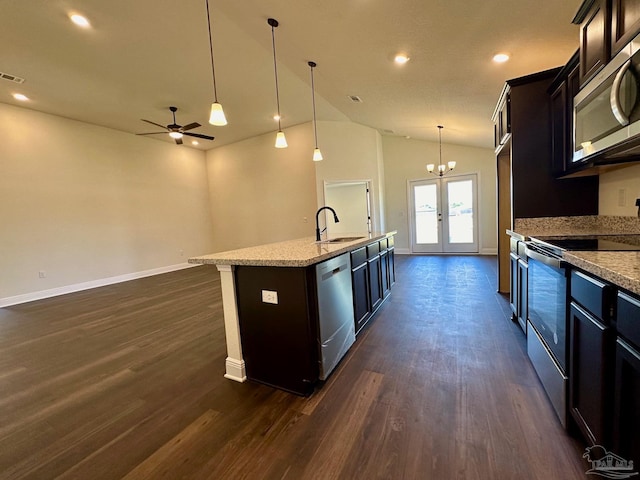 kitchen with appliances with stainless steel finishes, a center island with sink, sink, dark hardwood / wood-style floors, and ceiling fan with notable chandelier