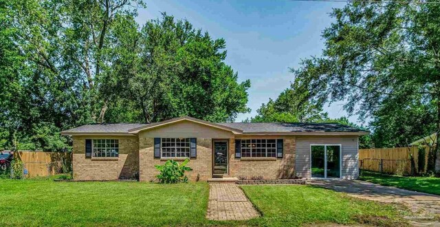 ranch-style home with a front yard