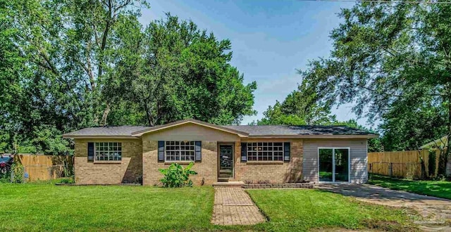 single story home featuring a front lawn