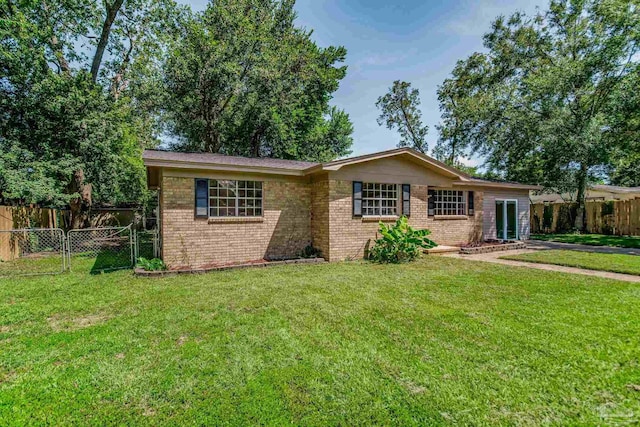 single story home featuring a front lawn