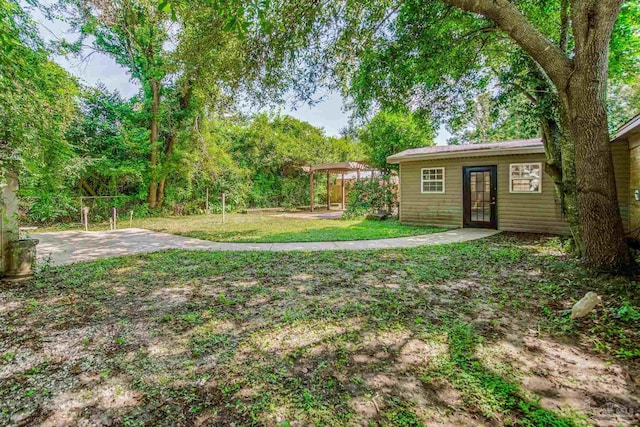 view of yard featuring an outdoor structure