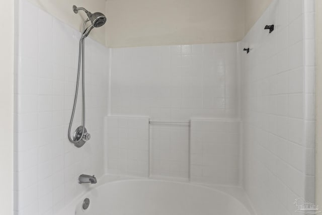 bathroom featuring tiled shower / bath combo