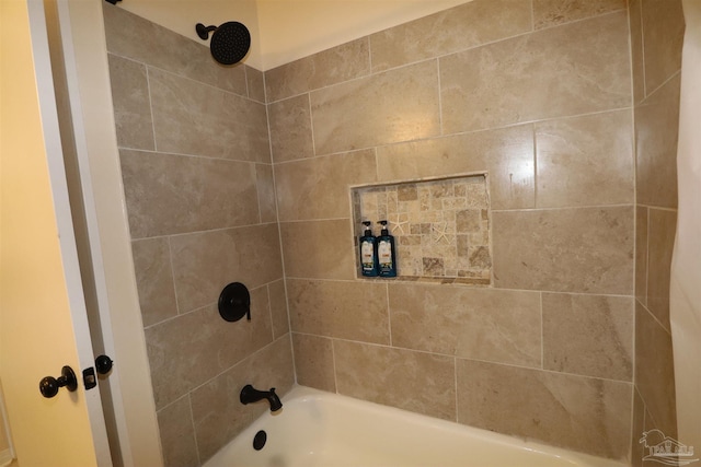 bathroom with tiled shower / bath