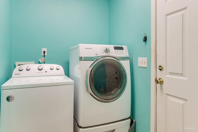 7909 Red Bean Dr, Pensacola, FL 32526 - washroom featuring washer and clothes dryer