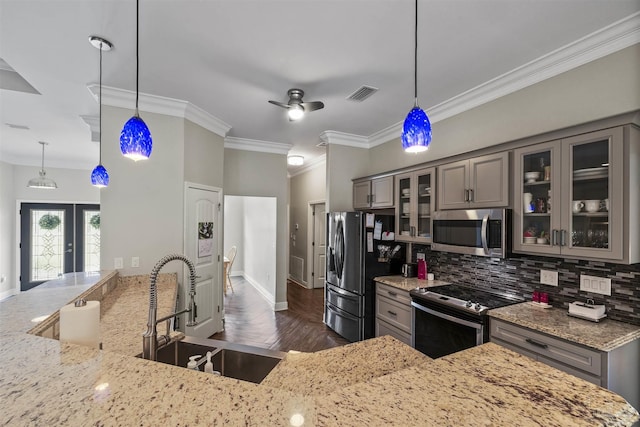 kitchen featuring a sink, stainless steel appliances, gray cabinets, visible vents, and baseboards