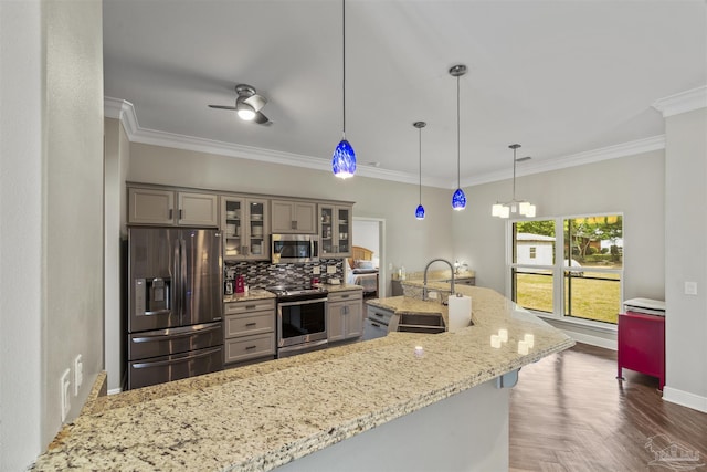 kitchen featuring crown molding, a sink, appliances with stainless steel finishes, baseboards, and gray cabinets