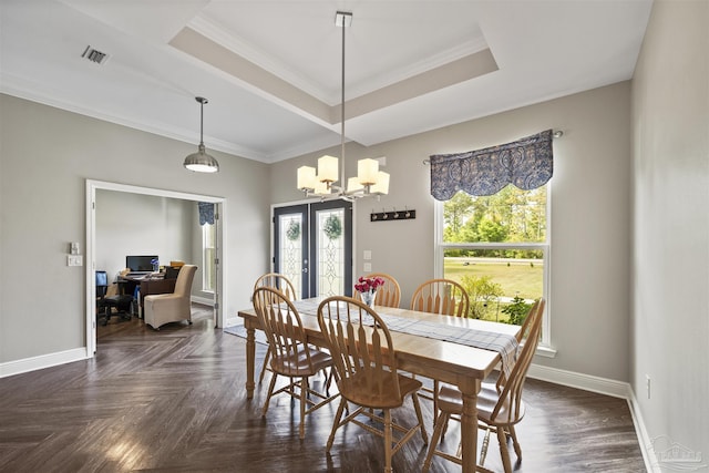 dining room with an inviting chandelier, a tray ceiling, crown molding, visible vents, and baseboards