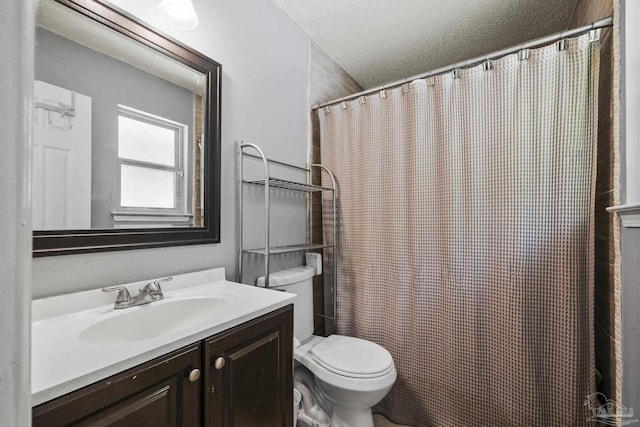 full bathroom featuring toilet, a textured ceiling, a shower with shower curtain, and vanity