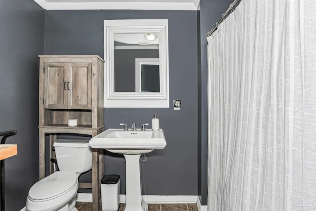 full bathroom with baseboards and toilet
