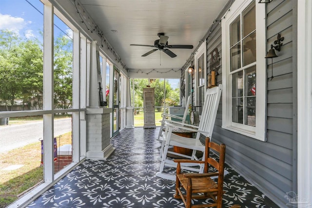 sunroom / solarium with a ceiling fan
