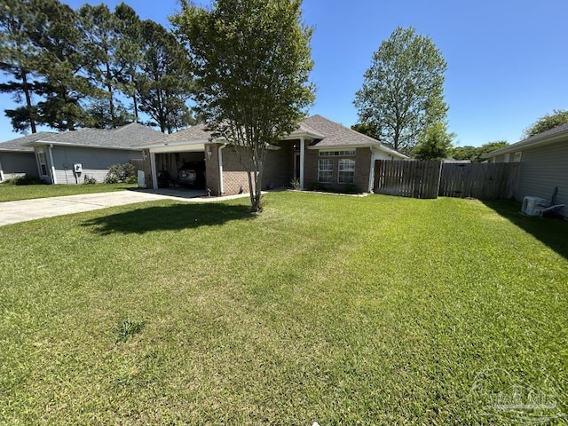 view of front of home featuring fence, an attached garage, driveway, and a front yard
