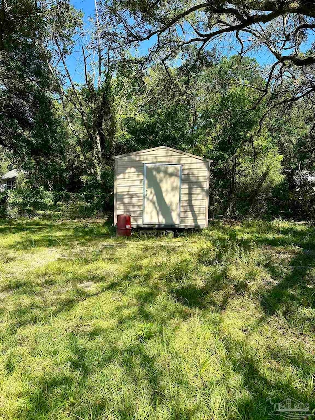 view of yard with a storage shed