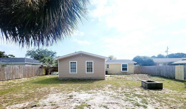 back of house featuring a yard