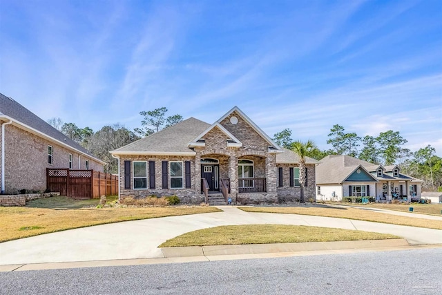 view of front of property featuring a front yard