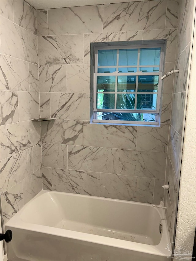 bathroom featuring tiled shower / bath combo