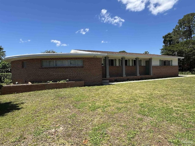 ranch-style house featuring brick siding and a front lawn