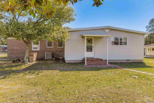 view of front of property with entry steps, crawl space, cooling unit, and a front yard