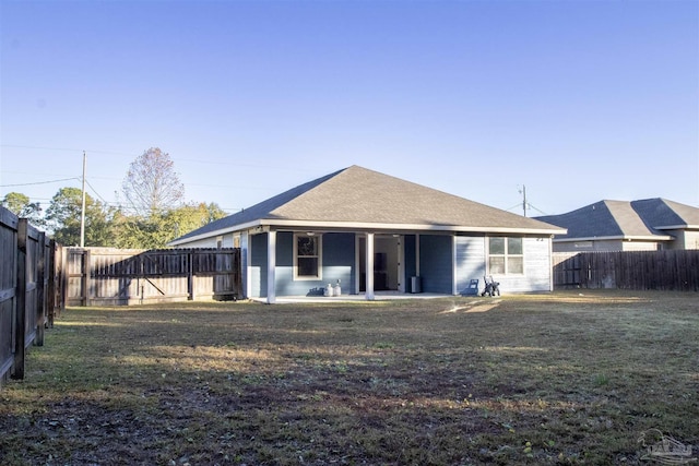 back of house featuring a lawn