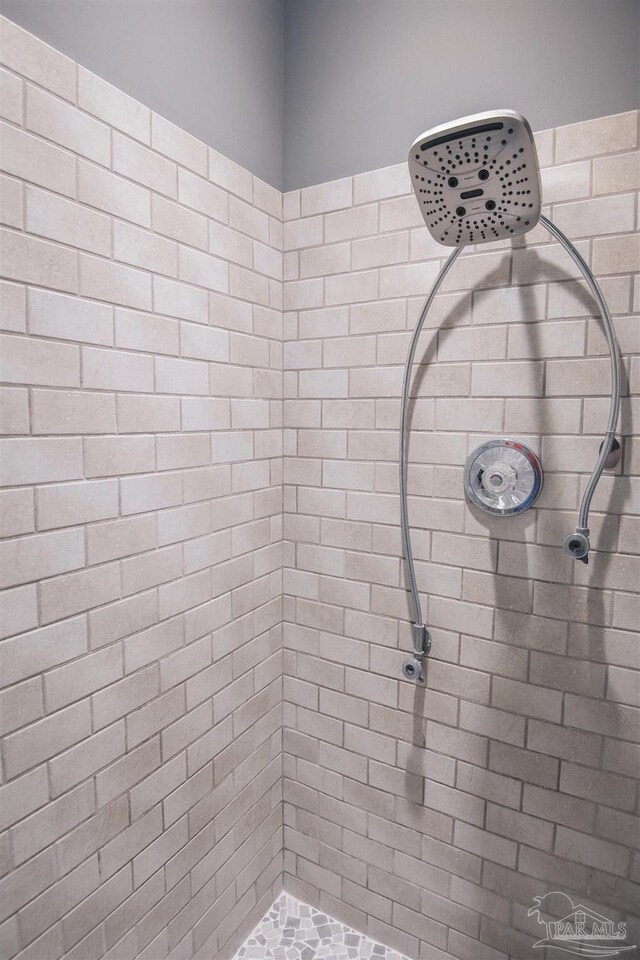 bathroom featuring tiled shower