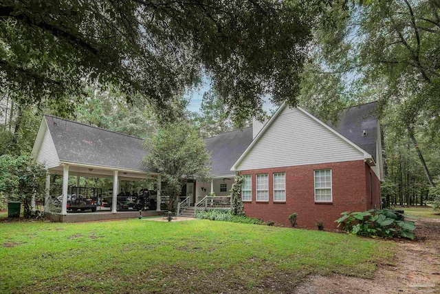 back of house featuring a lawn