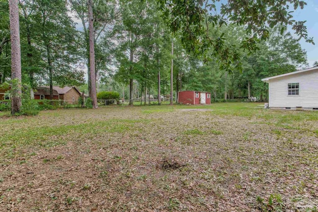 view of yard with an outdoor structure