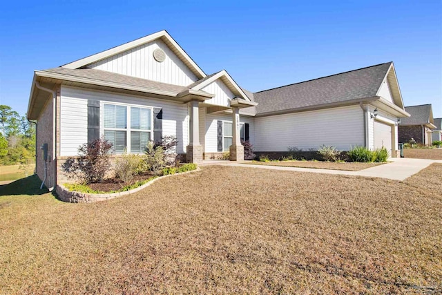 view of front facade featuring a front yard and a garage