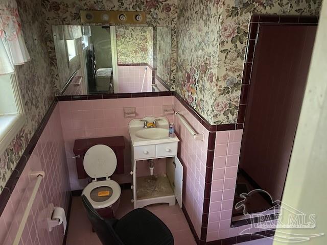 bathroom featuring toilet and sink