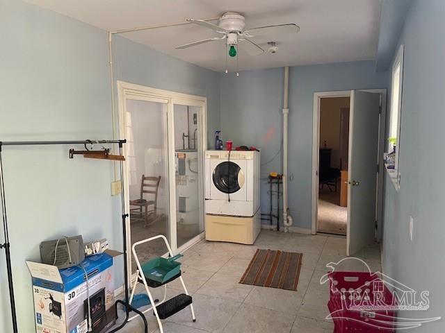 laundry room with washer and clothes dryer and ceiling fan