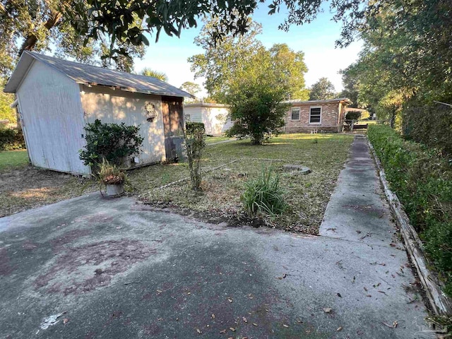 view of yard with a storage unit