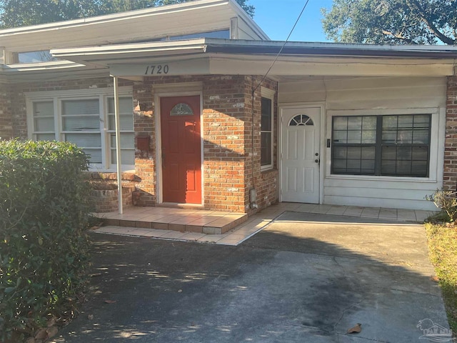 entrance to property featuring a porch