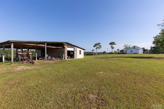 view of yard with a pole building