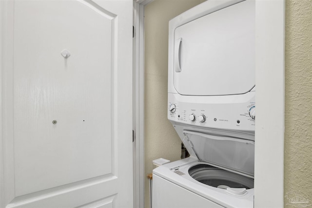 13555 Perdido Key Dr Unit A17U, Pensacola, FL 32507 - laundry area featuring estacked washer and dryer and a textured wall