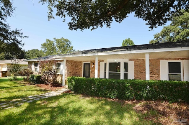 view of front of house featuring a front lawn