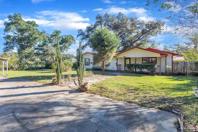 single story home featuring a porch and a front lawn