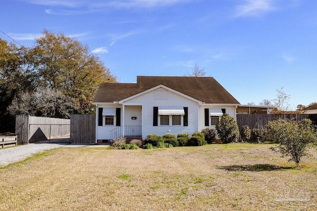 view of front of home featuring a front yard