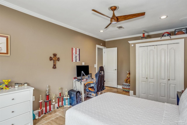 bedroom with ceiling fan, ornamental molding, and a closet