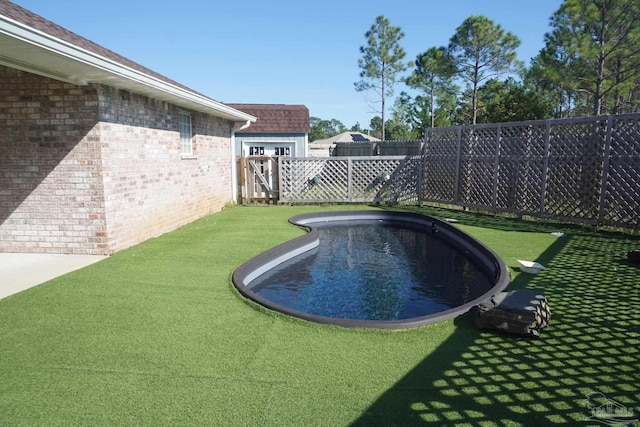 view of swimming pool featuring a yard